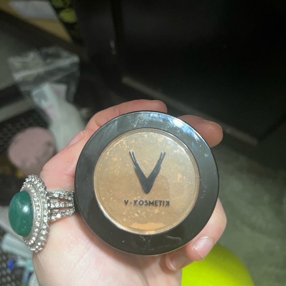 V cosmetics setting powder never used